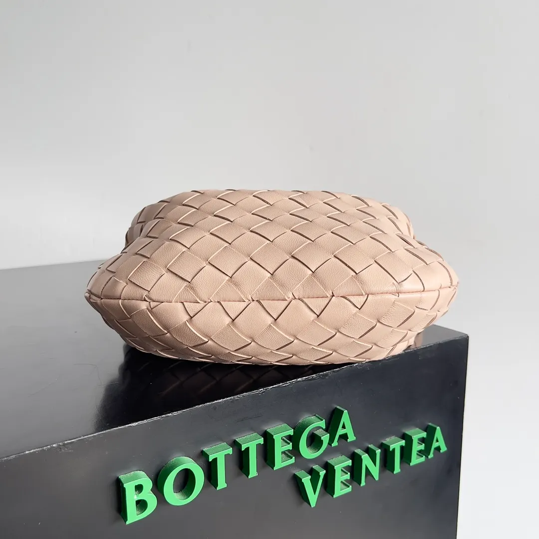 Batch 1120 Bottega veneta͙.——The latest braided and knotted hobo🔥 The top-grade lambskin leather is very soft, the bag shape is unique, practical and durable. It retains the traditional weaving elements while being a bit more flamboyant ~ Made of hand-woven sheepskin, zipper opening and closing, curved seamless structure, effortless to match. Highly recommended⚠️⚠️⚠️ The highest-end in the market🌈 Welcome to compare [Factory equipped with full package] size: 23x15x5cm.   Model: 651876